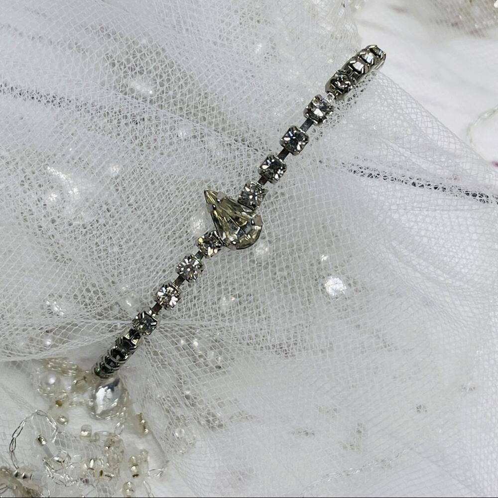 Rhinestone diamond bracelet pear tear center